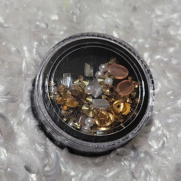 Gold and pearl nail embellishments - Picture 2 of 3